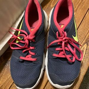 Navy Nike tennis shoes